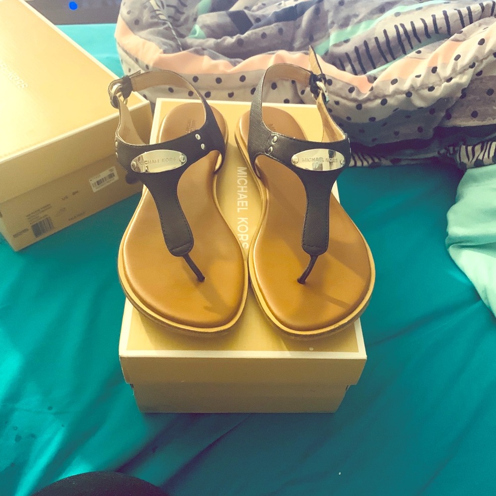 Michael kors plate thong sandals